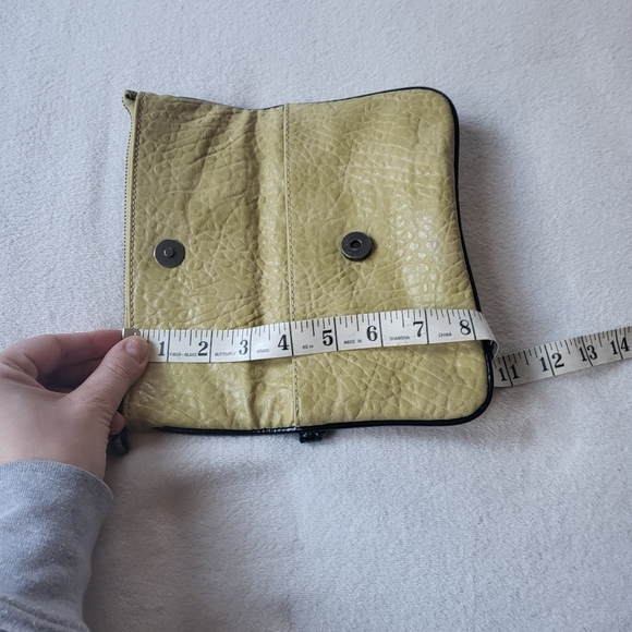 Simply Vera clutch wristlet lime olive color faux leather - Picture 5 of 9